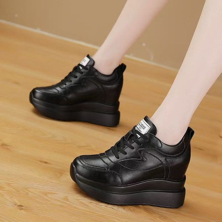 Small-sized women's white sneakers with hidden heel for height increase, 2026 autumn new collection, thick-soled platform casual shoes