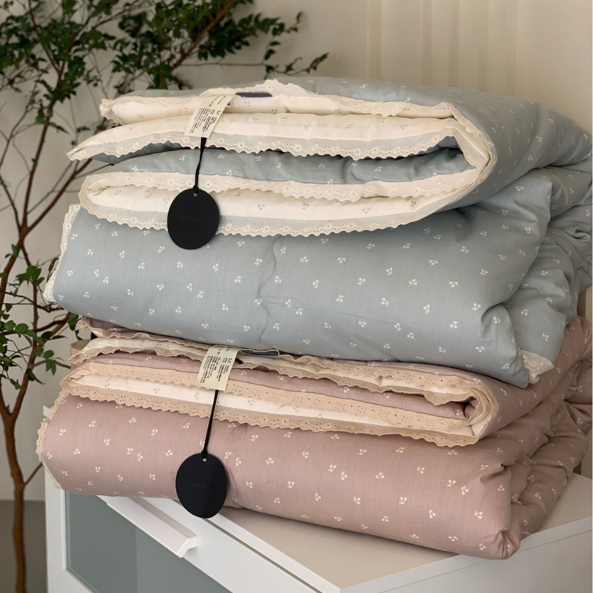 South Korea Goose genuine goods Small Floral Lace Spring and Autumn Quilt Soft Waxy Quilt Machine Washable 100 Quilt Core Double Quilt