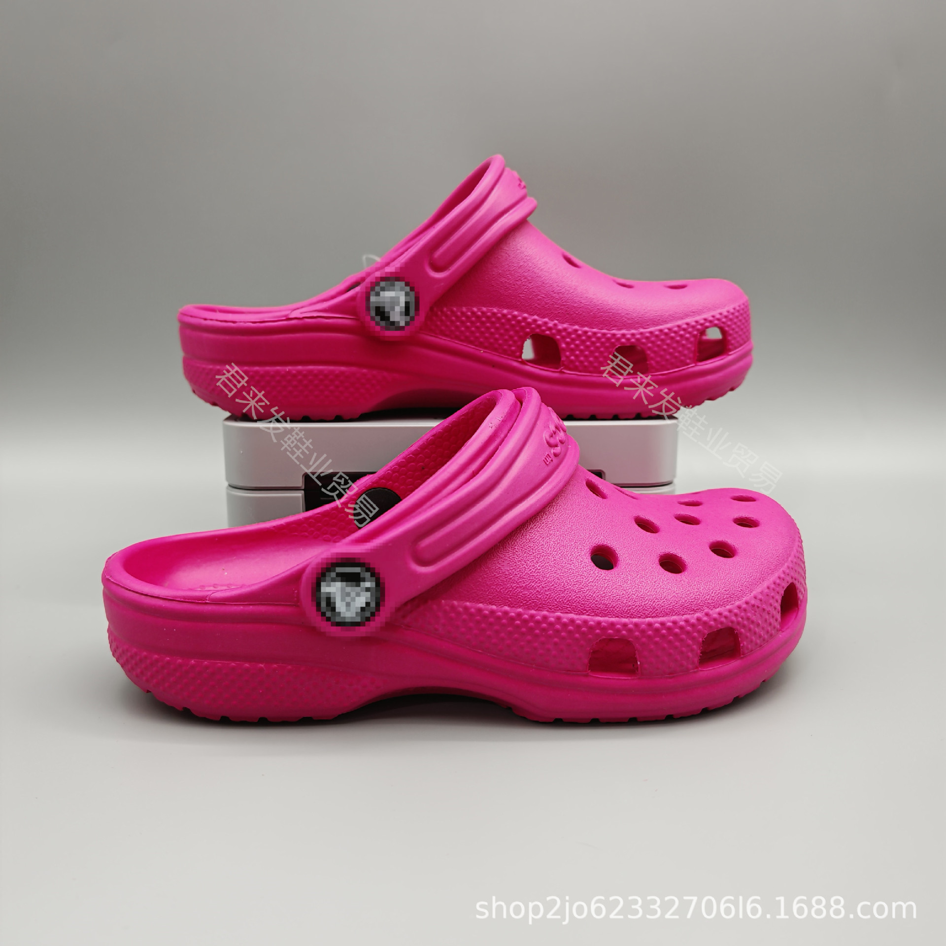 Fábrica de venta directa de zapatos de hueco de niños y niñas, zapatos de verano respirables antideslizantes zapatillas de playa ligeras al por mayor