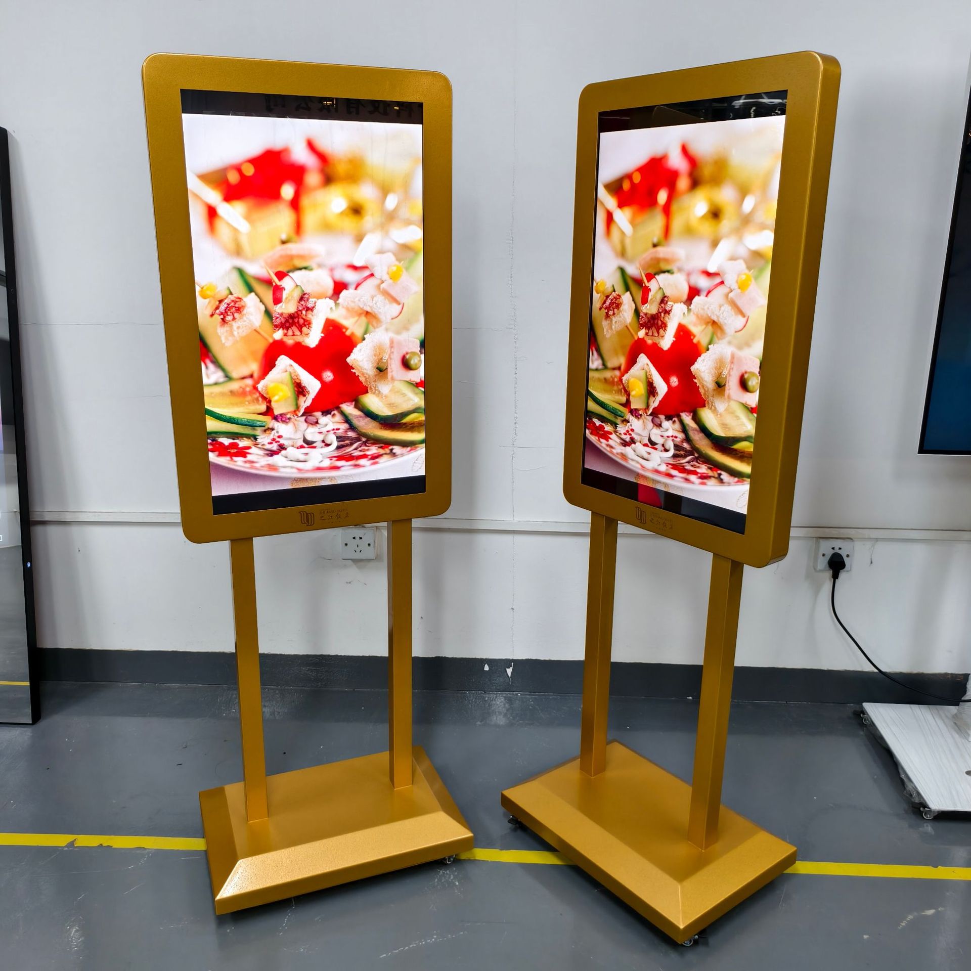 32英寸立式土豪金定制广告机 可移动带轮滑带蓄电池无需插电新款
