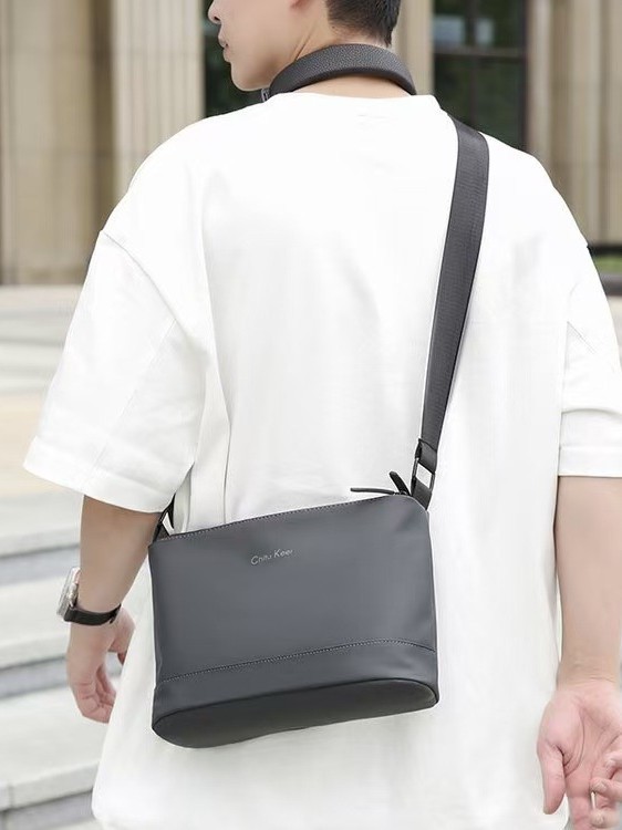 【严】男士多隔层斜挎包2025夏季新款商务通勤防水横款皮膜单肩包