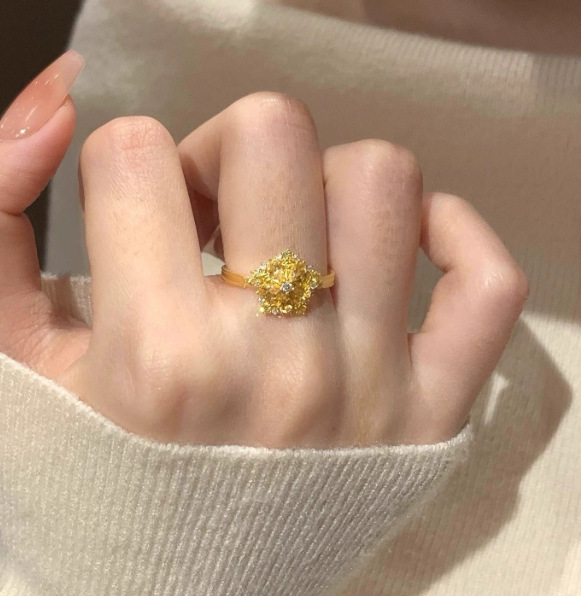 Vintage Gold Flower Ring - Elegant Designer Diamond Ring For Women_voghion.com