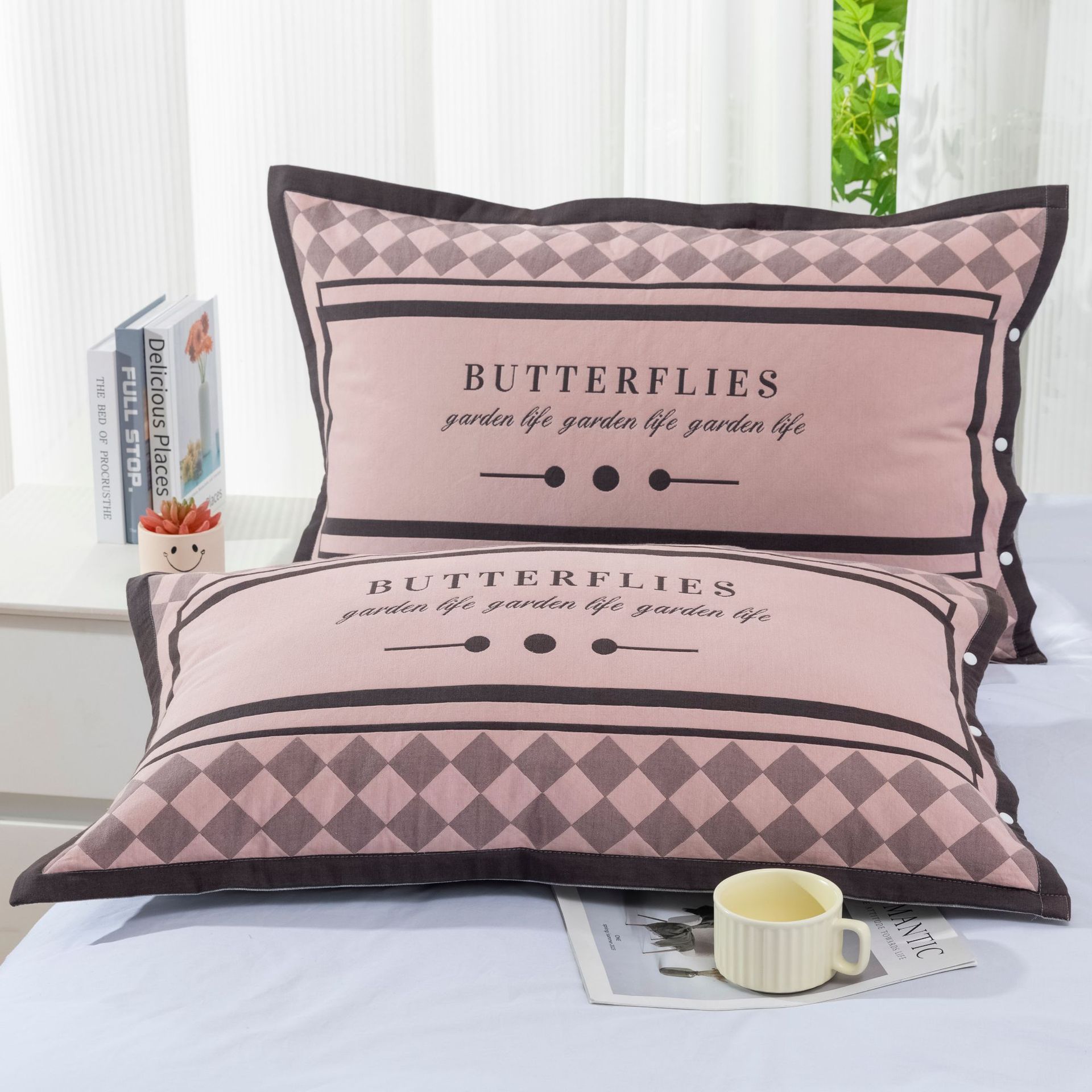 다이아몬드 모양의 핑크색 베갯잇