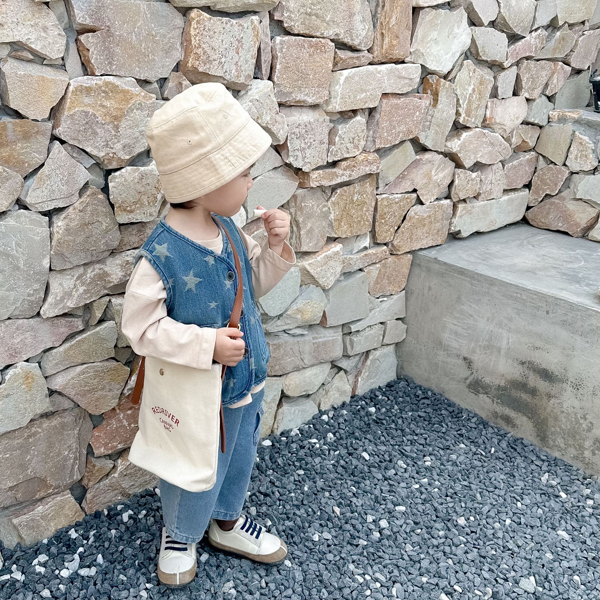 2024 primavera estilo coreano niños y niñas bebé versátil suelta estrella de cinco puntas Chaleco de mezclilla abrigo angustiado retro para niños