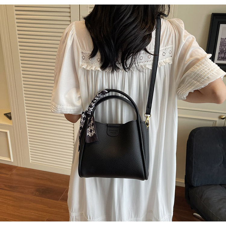 This year, the popular hand-held bucket bag for women in 2025 is a new, fashionable and simple single-shoulder small handbag that is versatile for commuting undefined