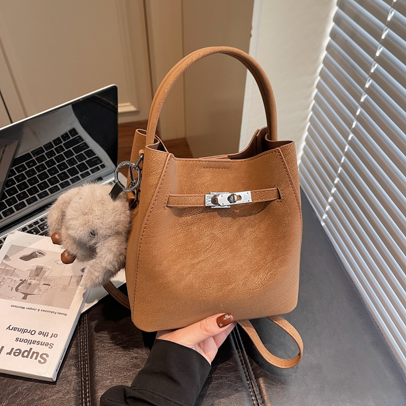 Transfronterizos otoño invierno hija bolsa retro versátil bolso de cubo portátil 2025 nuevo estilo de alta calidad sensación de hombro mochila moda