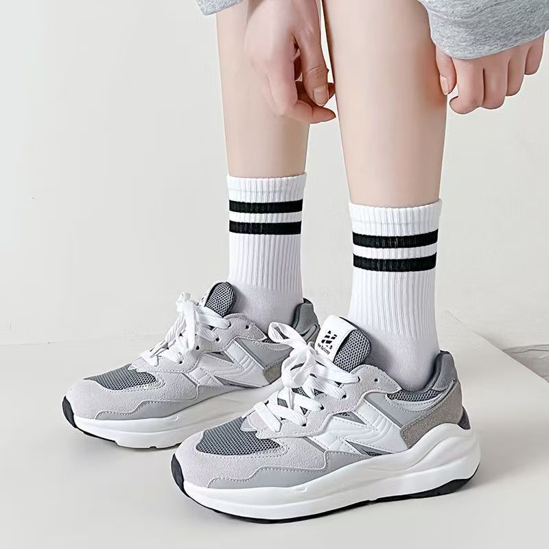 Calcetines Zhuji baratos al por mayor primavera y verano damas blanco y negro todo fósforo calcetines de tubo medio-alto ins calcetines de mujer calcetines de moda