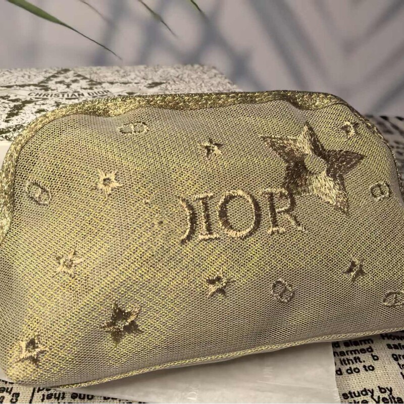 Dijia Malaysia 公式ウェブサイトでは、伝統的な金色の本体と星のロゴ刺繍が施された化粧品バッグを無料で提供しています。|undefined