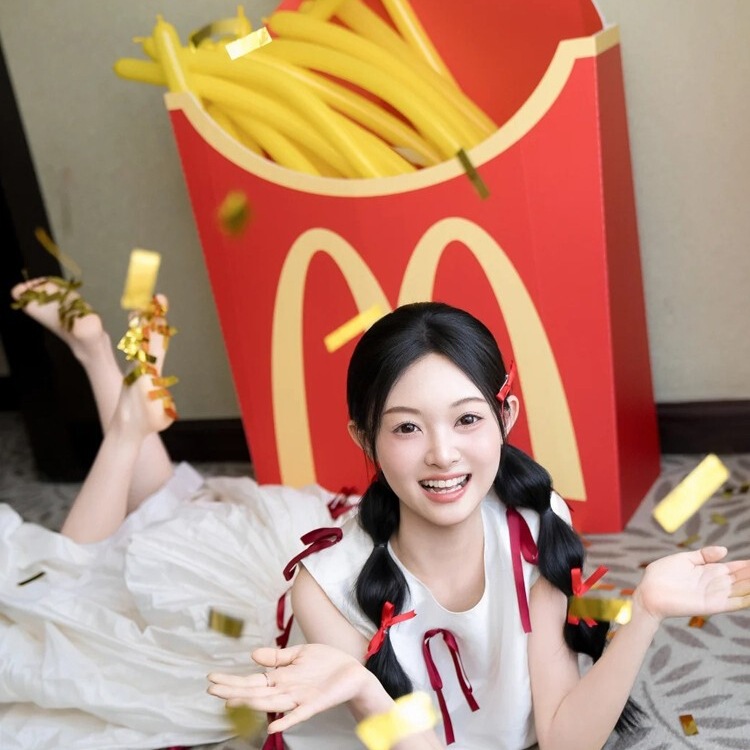 Mcdonald's Kt Board Box Engagement Photo Props Balloons Wedding Bride Wedding Room Dressing Gown Shooting Background Setup