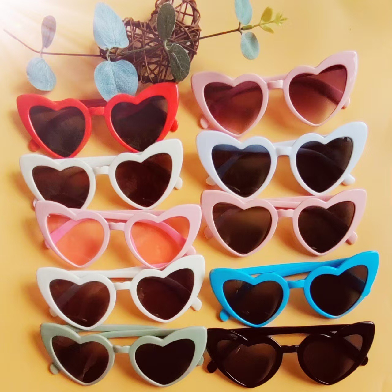 Gafas de sol para mujer de amor de forma especial de fiesta, nuevo modelo 2025 para Europa/América, estilo de moda viral que afina el rostro.