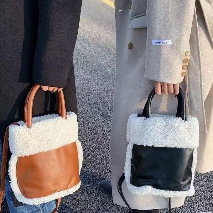 Cross-border UGG sheepskin jelly camera bag, free shipping, plush bucket bag, fashionable saddle bag, crossbody tote bag