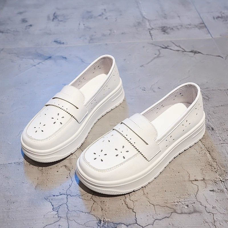 Zapatos de enfermería de mujer con suela suave transpirable, anti-deslizante, pies no cansados, sandalias de verano con suela gruesa y agujero, zapatos blancos especiales para atención médica.