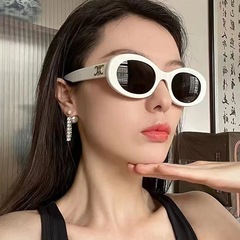新しい欧米のレトロな楕円形のサングラスの女性のファッションの小さい赤い本のネットの赤い潮流の街は高級感のサングラスをたたきます。
