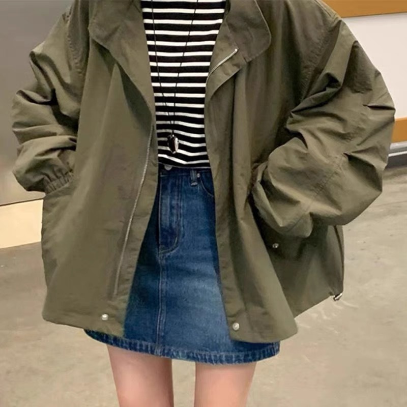 韓国のchi秋のシンプルなレトロな半高襟のゆったりとしたカジュアルなギャルデザインの長袖風衣コートの女性