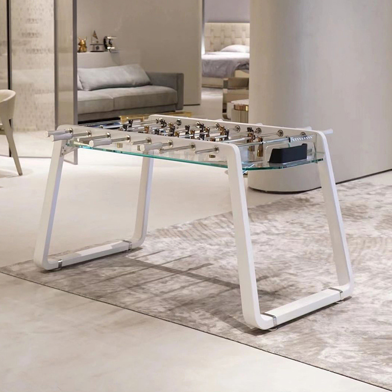 Fútbol de mesa de lujo ligero italiano, máquina de fútbol de cristal de cristal de lujo, muebles de entretenimiento para clubes interiores modernos y sencillos