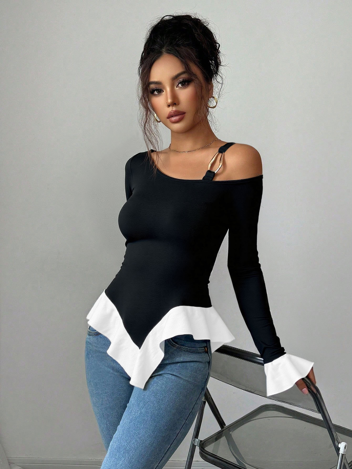 Collar negro de un solo hombro decoración de bucle de metal corto trasero largo borde de lótus blanco perilla de color contraste primavera-verano chaqueta mujer