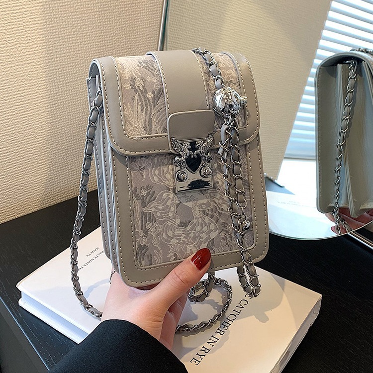 Bolsa pequeña de alta calidad para mujeres 2023 nuevo verano popular todo partido bolsa de mensajero estilo occidental cadena hombro bolsa de teléfono