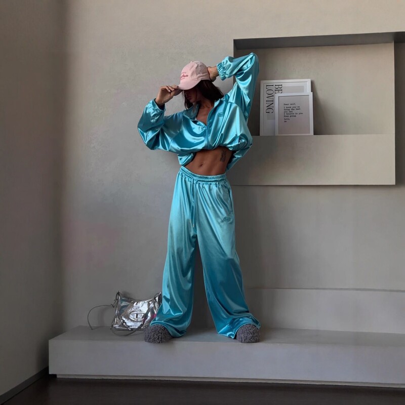 2026 European and American cross-border women's clothing spring/summer new fashion trend loose satin sports suit with long sleeves and wide-leg pants 2026 European and American cross-border women's clothing spring/summer new fashion trend loose satin sports suit with long sleeves and wide-leg pants