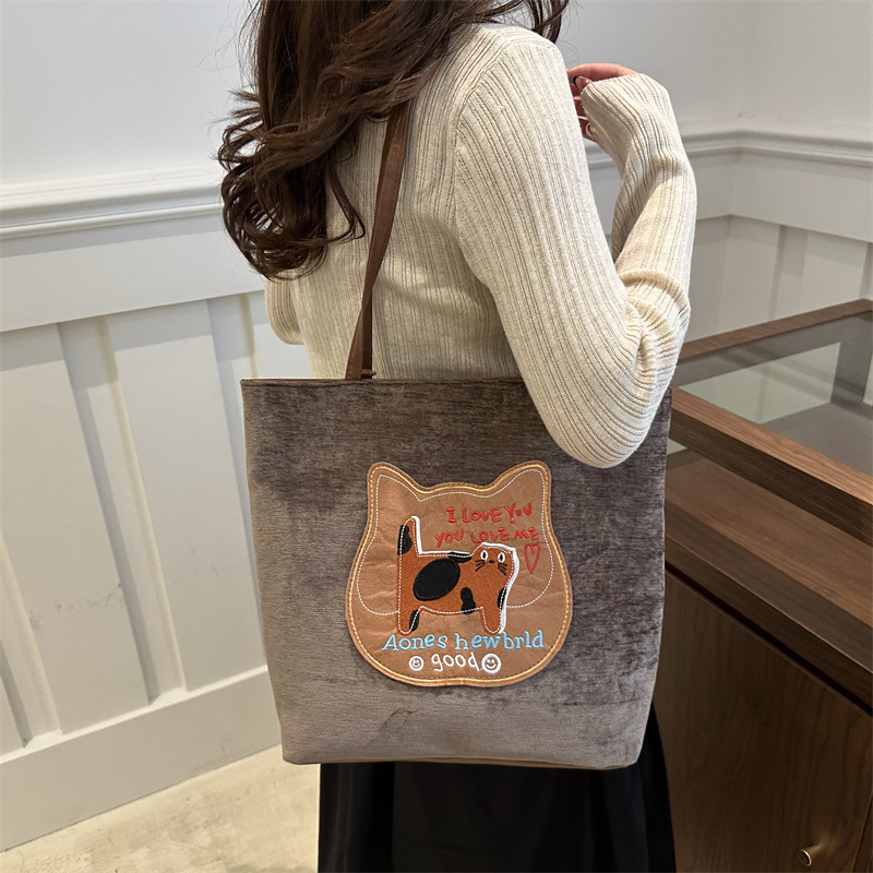 Bagos de gran capacidad para chicas encantadoras otoño / invierno 2024 nuevo estilo retro bolso de hombro de moda alta sensación bolso de brazo