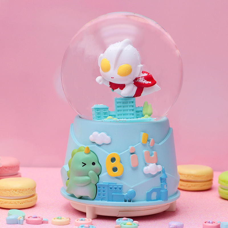 Anime japonés mismo estilo Crayon Shin-chan y Little White Crystal Ball Music Box Creative Piaoxue Music Box Regalo para estudiantes