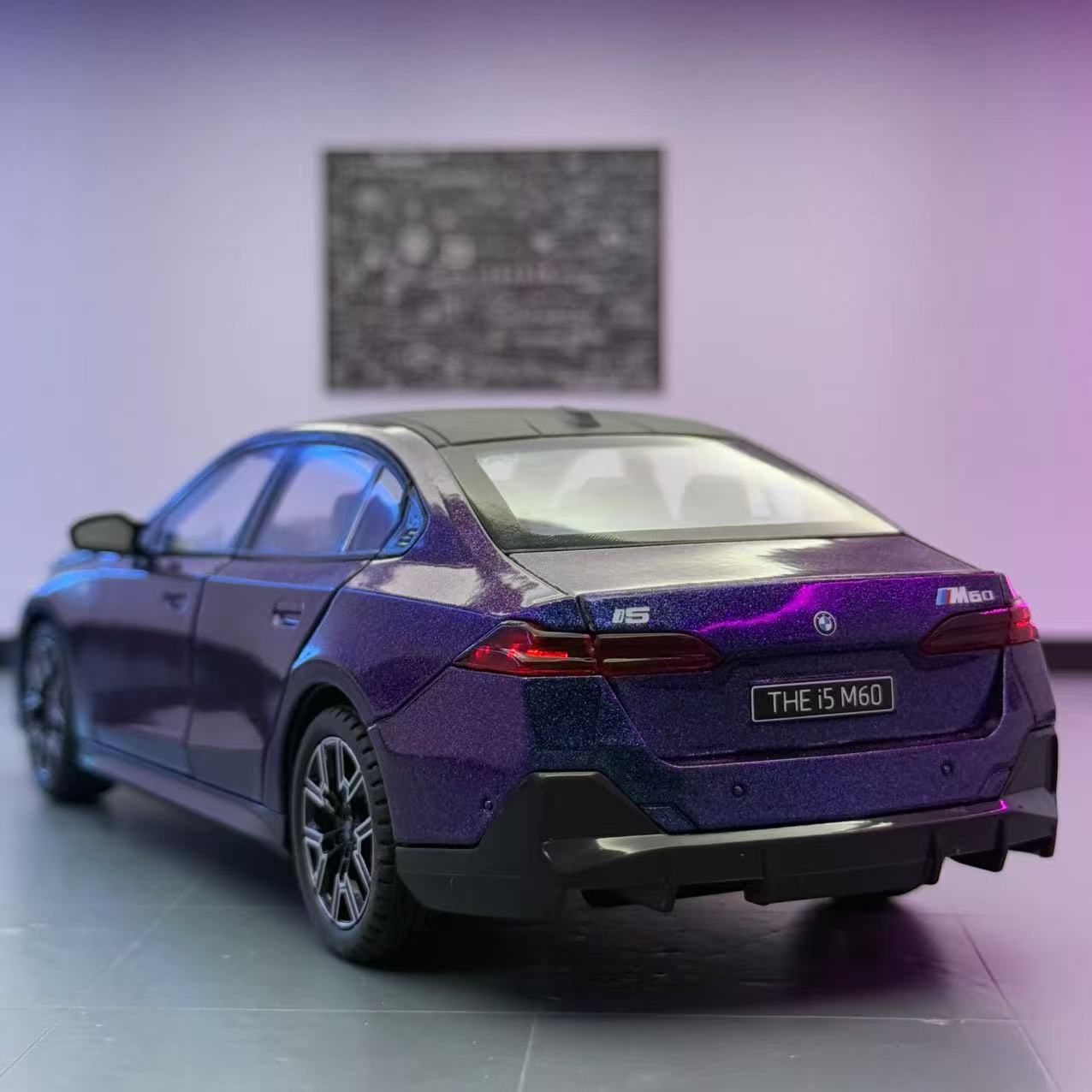 Xin'ao modelo de coche 1 a 24 Baoma i5M60 modelo de sonido de coche de aleación decoración de coche de juguete para niños al por mayor