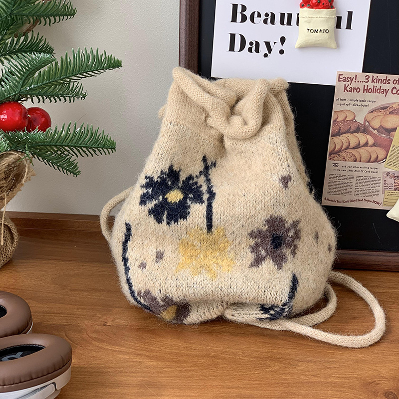 Mochila de punto para mujeres retro versátil multifuncional protector de oídos a prueba de viento caliente cuerda de extracción gorra fría correa gorra de lana