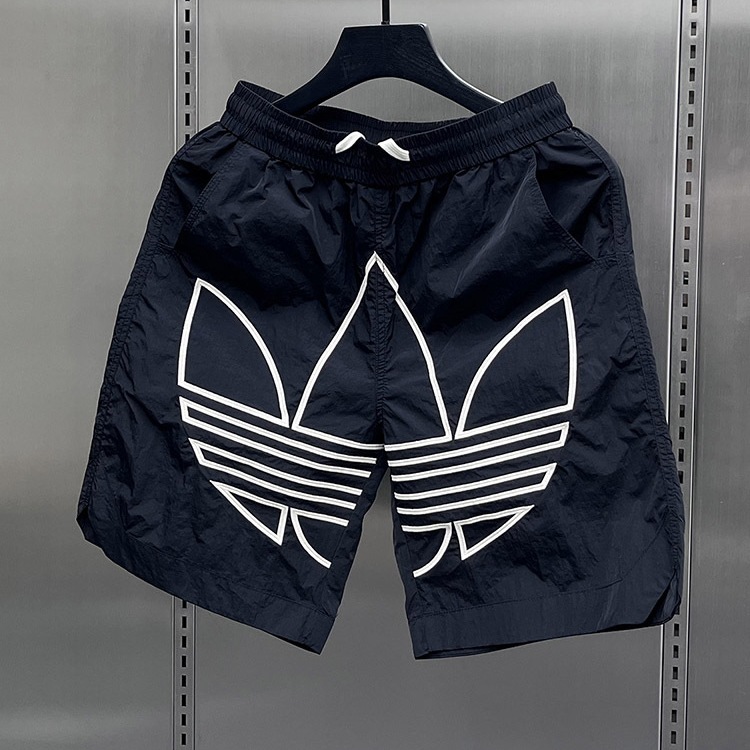 Pantalones de cinco puntos para hombres de verano, pantalones cortos deportivos sueltos casuales de secado rápido, pantalones de playa de color de contraste de bordado de la industria pesada de estilo delgado