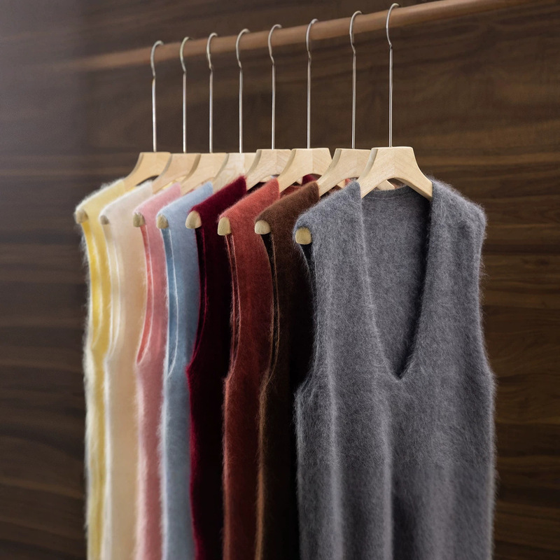 Stylish layered look: deep V-neck, long-pile fleece, seamless knit vest, loose-fitting, sleeveless, women's top