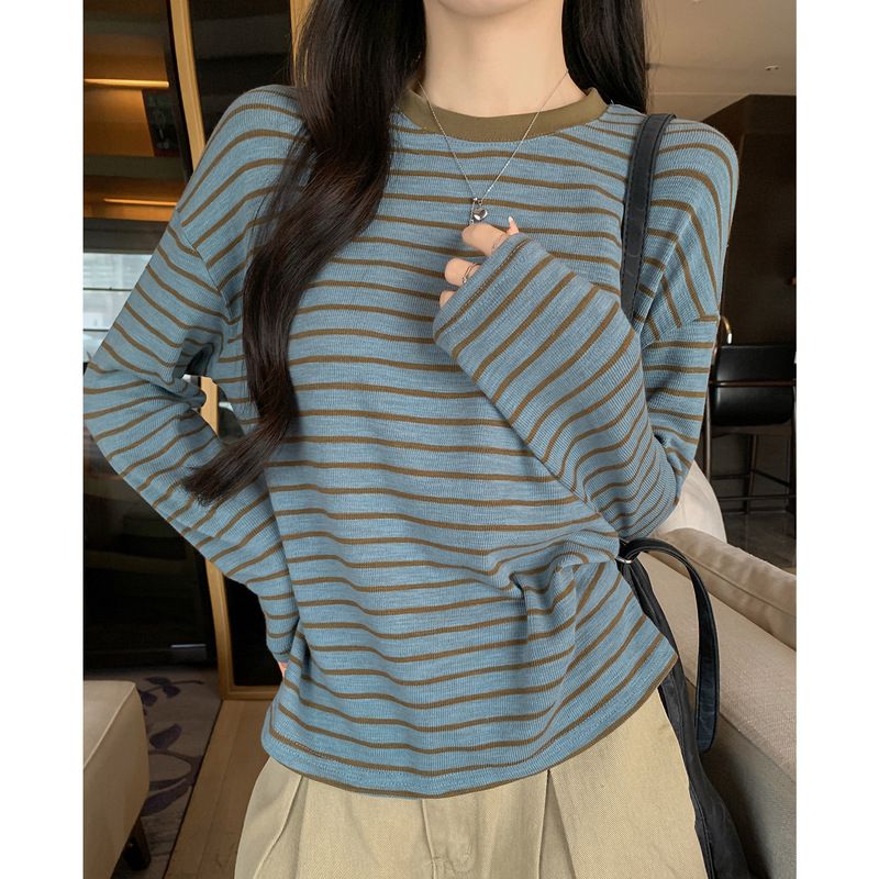 Korean-style retro color-block striped long-sleeve knit top for women, autumn 2026 new model, casual loose-fitting base shirt Korean-style retro color-block striped long-sleeve knit top for women, autumn 2026 new model, casual loose-fitting base shirt