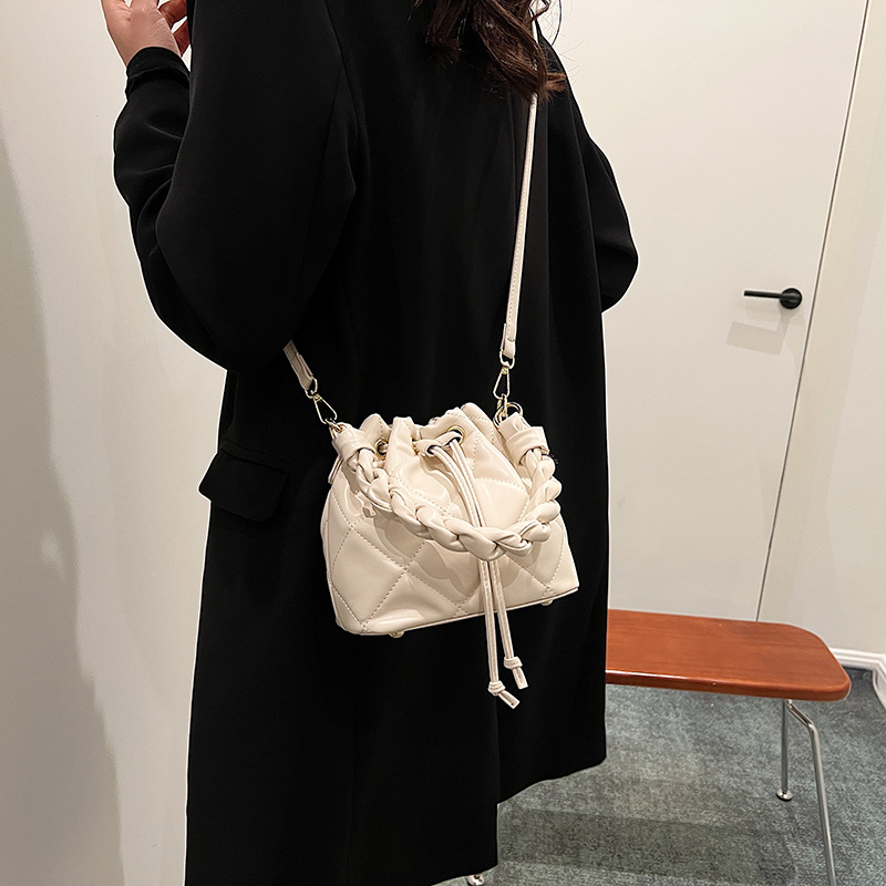 2024 primavera nueva textura de alta calidad de gran capacidad de extracción de cinturón de diamante estilo simple retro bolso de mujer de cubo de aire