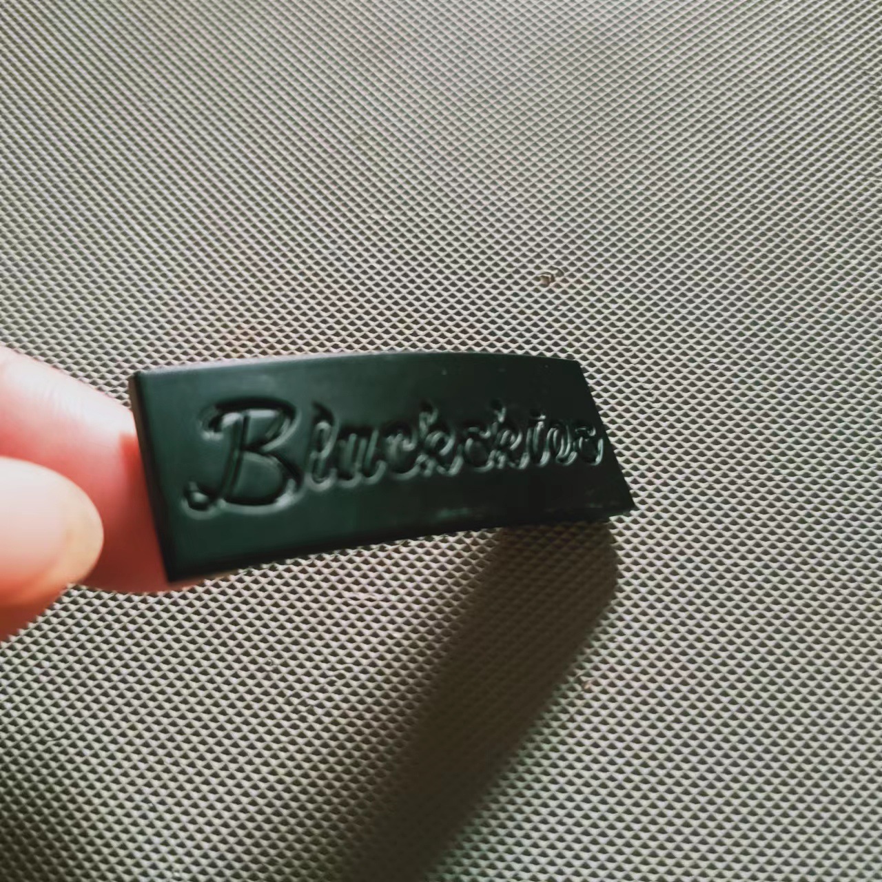 供应 锌合金logo标牌 帽子弧形金属铭牌  服饰鞋子五金标牌