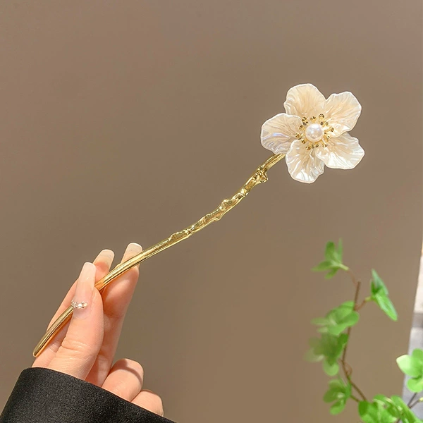 White Chinese hairpin from pearl, flowered
