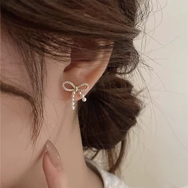 耳钉;耳环;耳扣