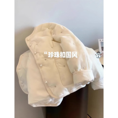 白の短い丸首の真珠は綿の綿服のコートを挟みます。