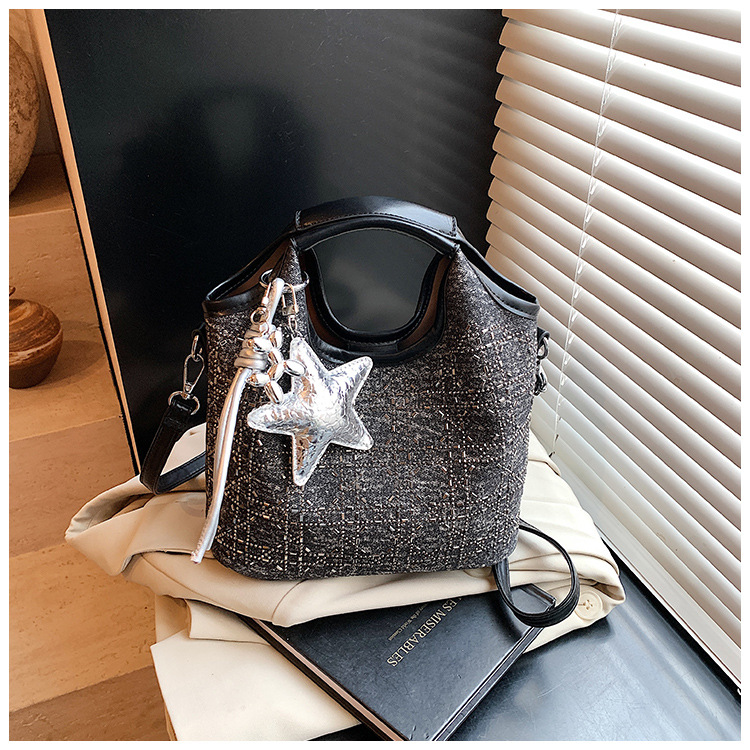 A niche design, fashionable and versatile single-shoulder hand-carry commuter bag for women, a new summer 2025 simple crossbody bucket bag undefined