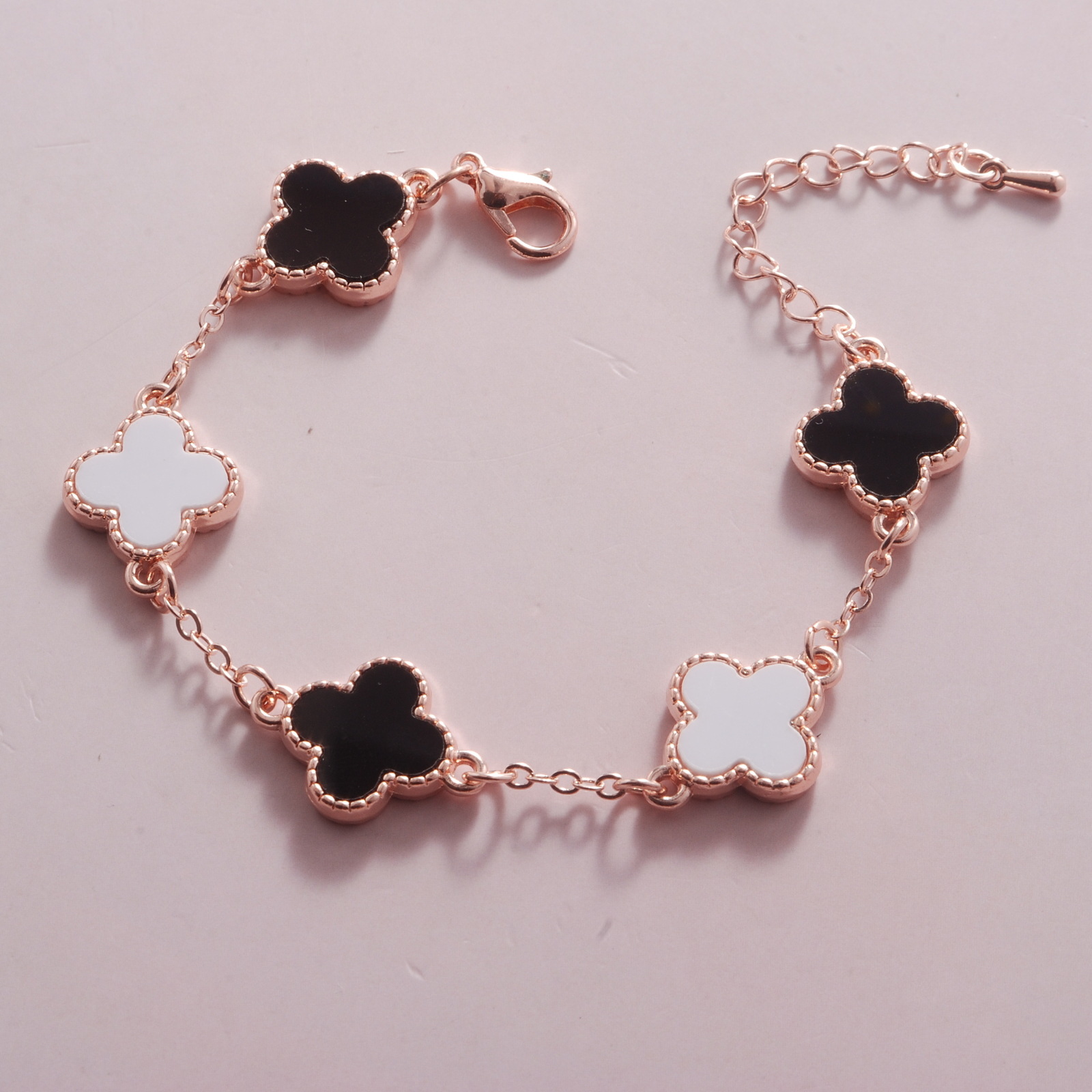 thumbnail image 1 of Flor pulsera de trébol de cuatro hojas Versión coreana de pulsera de cristal damas joyería hechizo reloj regalo oro blanco y negro cinco hojas trébol de cuatro hojas, 1 of 2