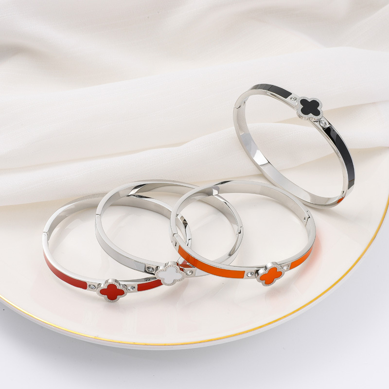 Amazon venta transfronteriza buena suerte cuatro hoja de titanio pulsera de acero para mujeres no decolor esmalte ligero de lujo alto al por mayor spot