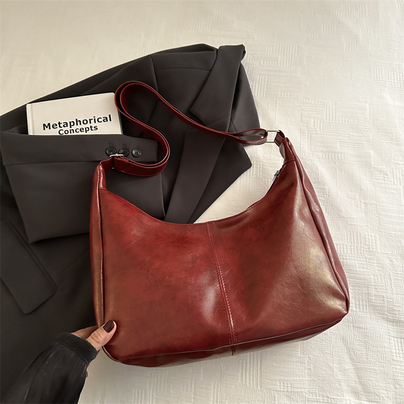 Bolsos de brazo de nicho coreano para mujeres invierno 2024 nuevo bolso retrógrado de gran capacidad, bolso de moda versátil.