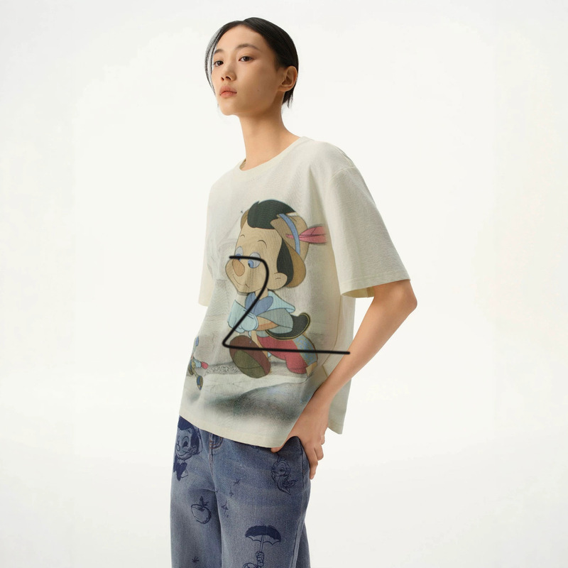 【Same style as in the mall】【Pinocchio Collaboration】Healing Childlike Off-Shoulder Short Sleeve T-Shirt 26 Spring 1253 【Same style as in the mall】【Pinocchio Collaboration】Healing Childlike Off-Shoulder Short Sleeve T-Shirt 26 Spring 1253