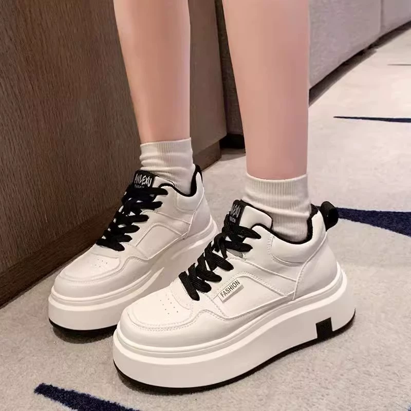 Взрывная толстая подошва маленькие белые туфли женские кроссовки весной 2025 года