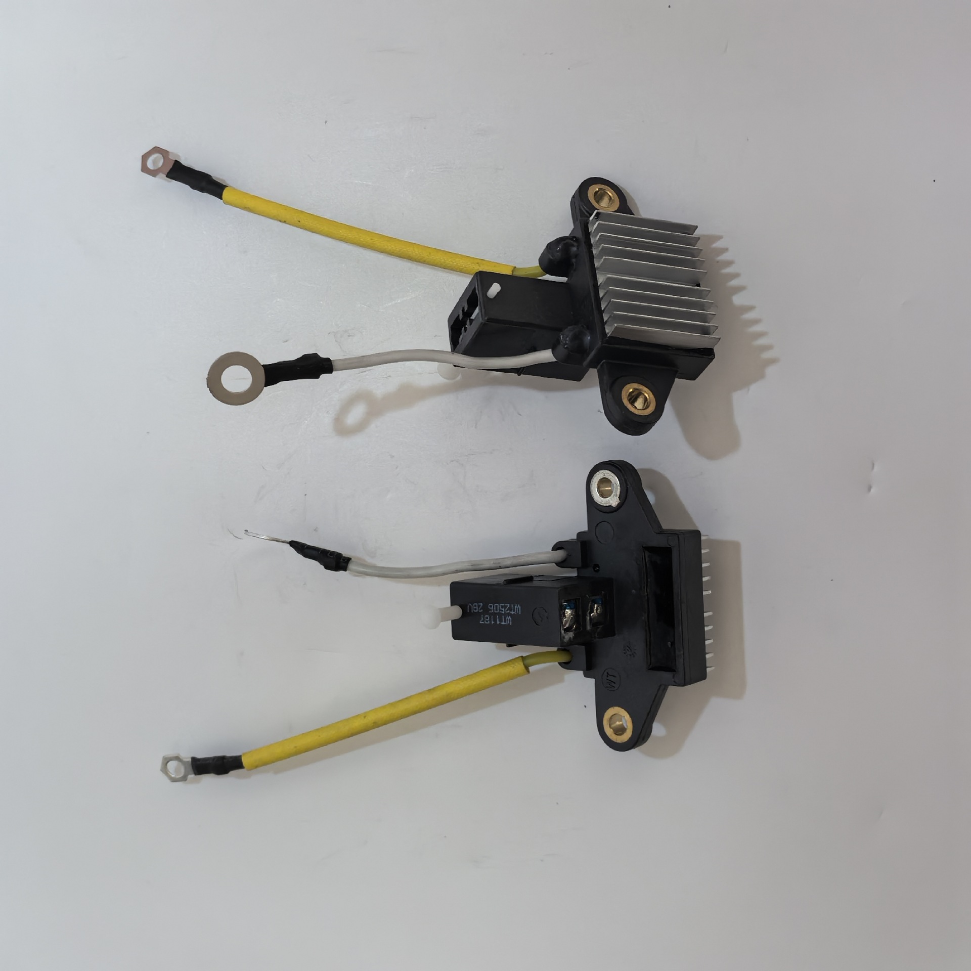 Spot New Weichai Petola Jfz2110-W Diesel Engine 28V120A Automotive Generator Regulator Manufacturer