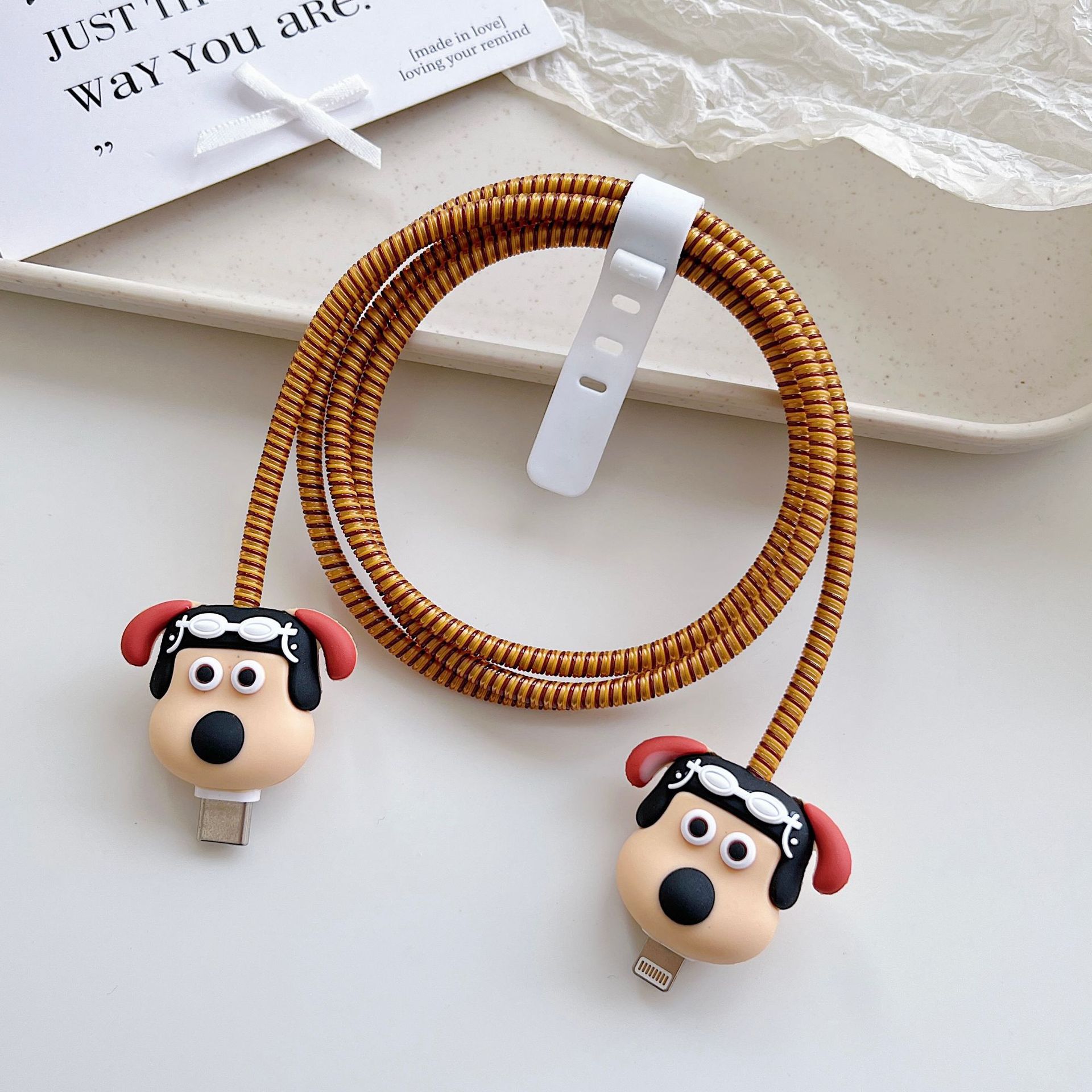 Amazon cartoon cable de datos cubierta adecuada para Apple Android cable de datos de carga rápida cuatro piezas en stock al por mayor