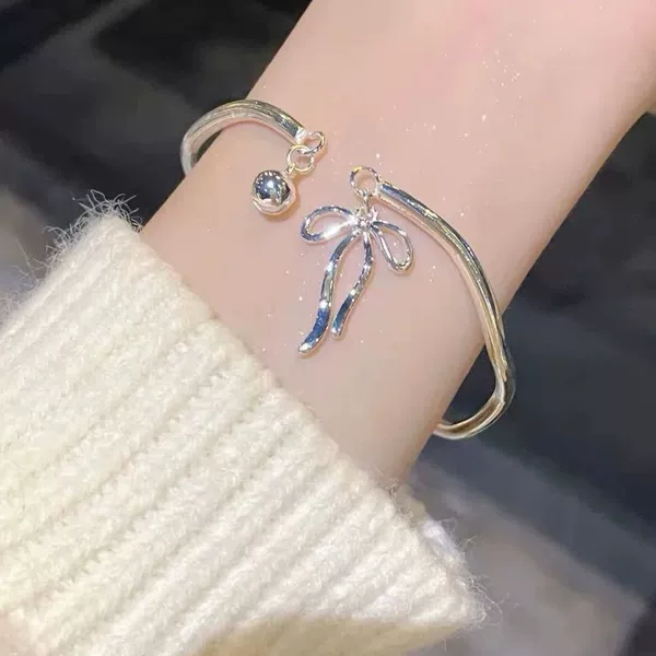 Adjustable bracelet with bow
