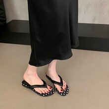 2026年韩版圆头波点人字拖女外穿趾夹春夏假风度新款平底拼色凉拖