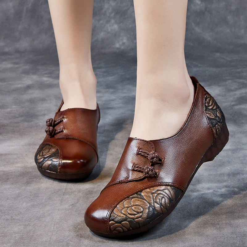 Ретро одиночные туфли женский 2025 весна и осень новый кожаный мягкий фон обувь на плоском каблуке мамы национальный стиль кожаные туфли среднего и пожилого возраста с принтом