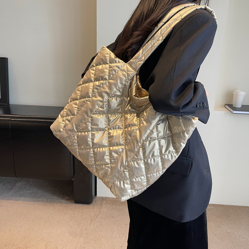 New large capacity down bag women's bag fashionable and simple one shoulder underarm bag commuting diamond shaped versatile hand held tote bag_voghion.com