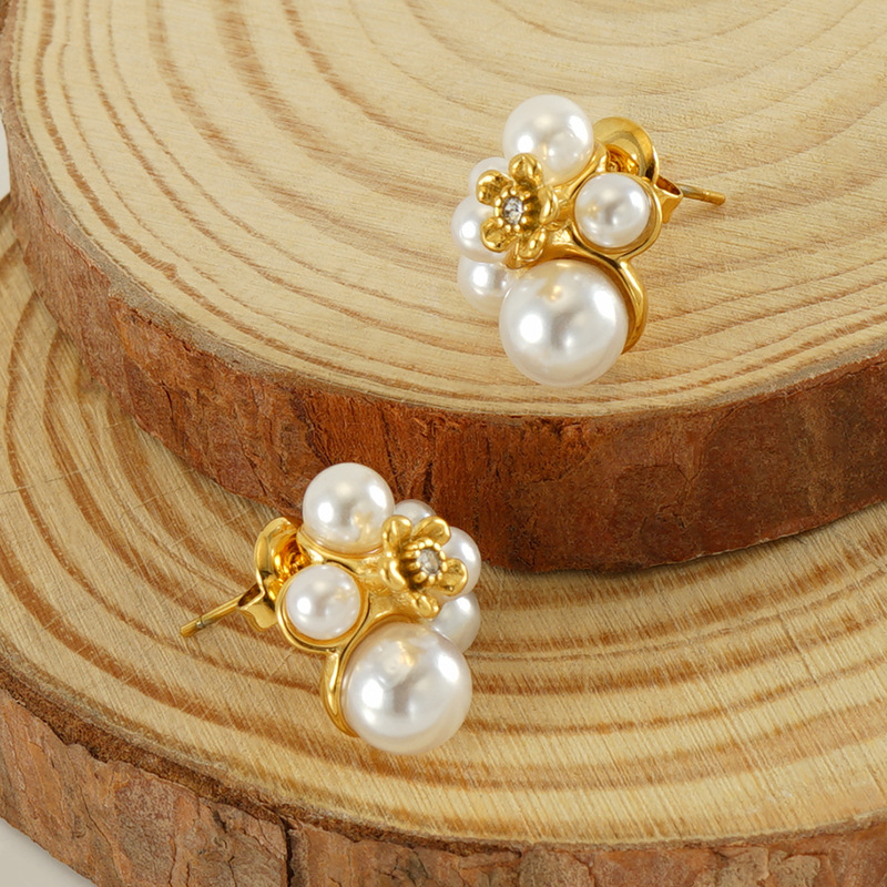 Cross-border nuevos pendientes de perlas de acero inoxidable femenino europeo y americano nicho irregular diseño luz pendientes de lujo pendientes al por mayor