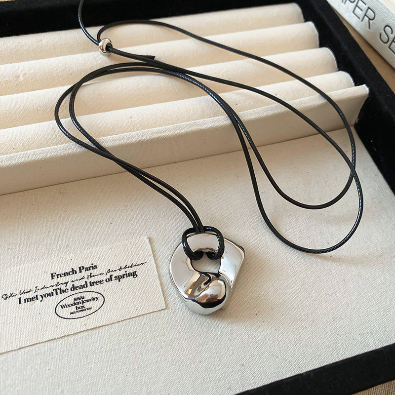 Triángulo de acero titanio pequeño collar cuadrado nicho femenino diseño sentido suéter cadena personalidad hip hop dulce estilo fresco temperamento collar