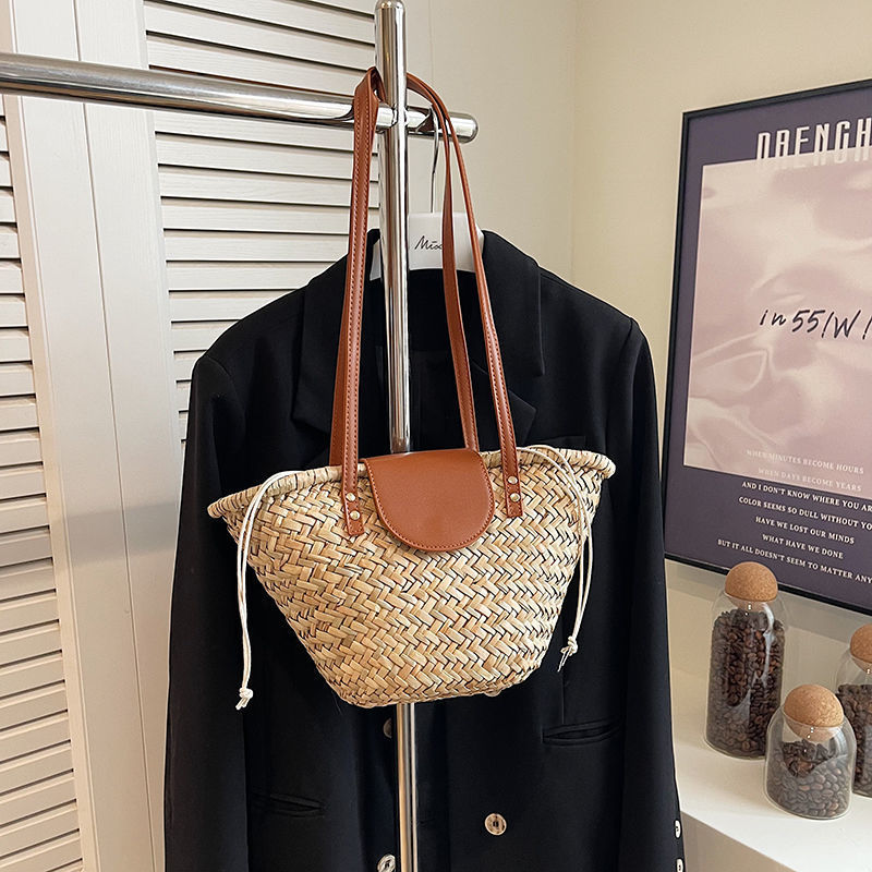 Straw Woven Bag New Style 2025 Seaside Versatile Shoulder Bag Vacation Tote Fashion Woven Beach Bag Light Luxury
