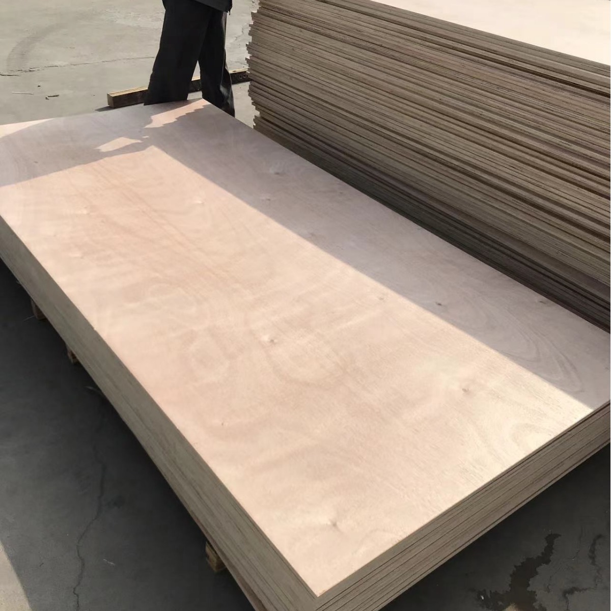 Fabricantes al por mayor laminado laminado laminado encofrado de construcción madera contrachapada impermeable y resistente al desgaste tablero multicapa tablero de muebles construcción de puentes